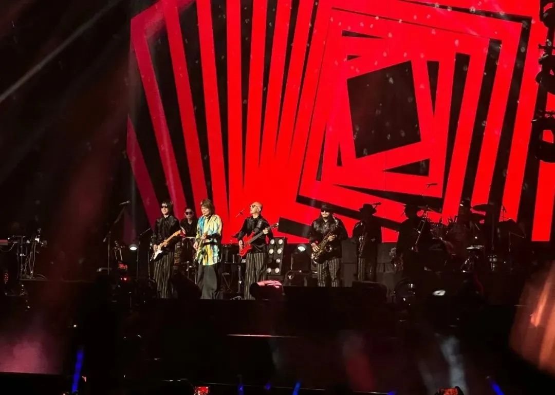 “擺爛”、“演唱會不唱歌”的伍佰？舞臺背后的LED大屏可不“擺爛”