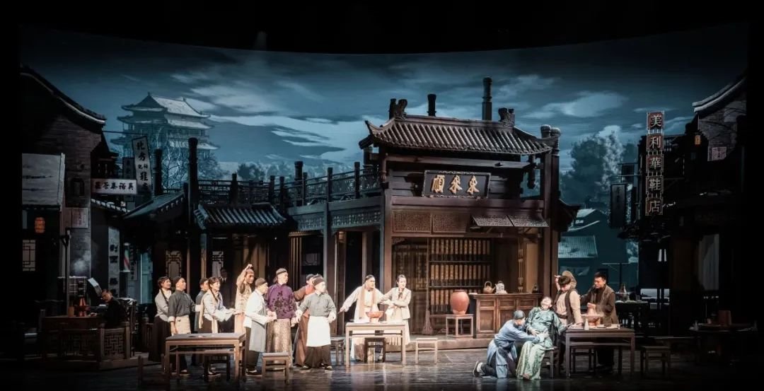 “擺爛”、“演唱會不唱歌”的伍佰？舞臺背后的LED大屏可不“擺爛”