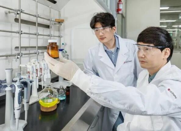 LG顯示和LG化學(xué)成功實(shí)現(xiàn)此前被海外企業(yè)所壟斷的OLED核心材料的韓國(guó)國(guó)產(chǎn)化。
