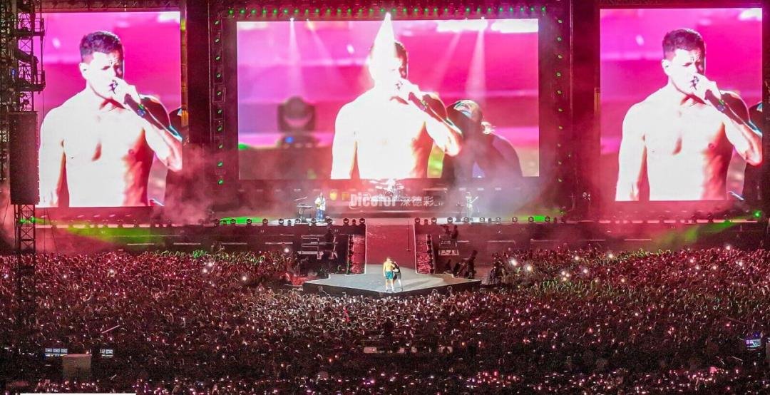 案例集錦丨UT透明屏助力全球歌星震撼開唱
